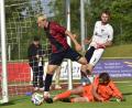 Bild: Hans Mark
Schwarzenfelds Torwart Stefan Seitz (am Boden) stand gegen Unterhaching oft im Brennpunkt. Hinten FC-Verteidiger Max Kauz.