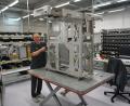 Bild: jut
Ein Wavelight-Mitarbeiter arbeitet in Pressath an einem Grundgerüst, aus dem später ein hochkomplexes Augenlasersystem wird.