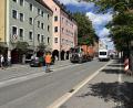 Bild: mcl
Bauarbeiter entfernen am Montag den umstrittenen Mittelstreifen in der Dr.-Pfleger-Straße.