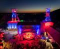 Bild: Michel Grüner / Förderverein Maffeispiele
Das Classic-Rock-Festival G:O:A findet auf dem Gelände des Bergbaumuseums Maffeischächte statt. Neben der Bühnenbeleuchtung werden in der Dämmerung auch die Fördertürme illuminiert.