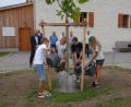 Bild: Josef Popp
Kräftig wurde der neue Grundgesetzbaum in Schmidmühlen gegossen.