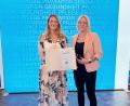 Bild: Bayerisches Staatsministerium für Gesundheit, Pflege und Prävention
Daniela Grenzer (rechts) aus Weiden erhielt von Gesundheitsministerin Judith Gerlach (links) die Auszeichnung "Weißer Engel".