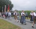 Bild: Ernst Frischholz
Angeführt von der Etzenrichter Blasmusik marschiert der Kirchenzug mit den Ehrengäste und den Vereinen von Ilsenbach hoch auf den Botzerberg zu Sankt Quirin.