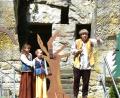 Bild: Renate Gradl
Das "Ovigo"-Theater führte am Wochenende das Familientheater "Robin Hood" auf der Naturbühne am Schönberg in Grafenwöhr auf. Der Kinderchor glänzte mit seinen Liedern und mit Kostümen.