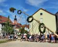Bild: Leonhard Ehras
Mit den sogenannten Schwalben hievten viele Helfer mit den Kirwaburschen den Baum von der Waagrechten in die Senkrechte.