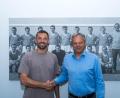Bild: Michael Boegl
Felix Weber (links) kehrt zum TSV 1860 München zurück. Thomas Probst, Geschäftsführer der TSV München von 1860 Spielbetriebs-GmbH, begrüßt ihn.