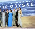 Bild: Scott A Garfitt/Invision/AP/dpa
Robert Pattinson (links nach rechts), Lupita Nyong'o, Tom Holland, Anne Hathaway, Matt Damon, Charlize Theron und Zendaya bei der Premiere des Films „The Odyssey“ (Die Odyssee) in London am 6. Juli. (Archivbild)