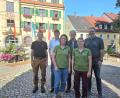 Bild: Stadt Vohenstrauß
Wechsel an der Spitze des Forstrevierts Vohenstrauß. Im Bild von links hinten der scheidende Revierförster Stephan Stangl, Bürgermeister Uli Münchmeier, Forstdirektor Gerhard Hösl und 2. Bürgermeister Josef Maier. Im Vordergrund Monika Werner und Silvia Pflug, die das Revier künftig betreuen.