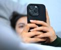 Symbolbild: Elisa Schu/dpa/dpa-tmn
In Frankreich greift künftig ein Social-Media-Verbot für unter 15-Jährige.