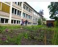 Bild: ui
Für den "Ackerdemie" genannten Schulgarten des BSZ Neustadt/WN können sich Fachbetreuerin Evelin Stahl, Alexandra Steinl-Kick vom Zentrum für regionale Bildung und Schulleiter Franz Eckstein den Bau eines Hochbeets als Projekt der Schüler des Berufsvorbereitungsjahres "Neustart" vorstellen.