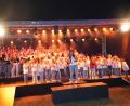 Bild: fvo
Das Open-Air-Konzert „Amicanti, Cantikids & Friends on Stage“ verwandelte den Vor- und Sportplatz der Wolfgang-Caspar-Printz-Grundschule in Waldthurn am Samstag in eine stimmungsvolle Bühne voller Emotionen, Chorstimmen und musikalischer Vielfalt.