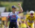 Bild: Thibault Camus/AP/dpa
Remco Evenepoel (l) nach seinem Sieg auf der 15. Etappe.
