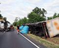 Bild: Ralf Hettler/dpa
Der Lkw kippte komplett auf einen Radweg um.