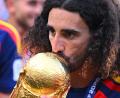 Bild: Tom Weller/dpa
Ein Küsschen für den WM-Pokal: Marc Cucurella.