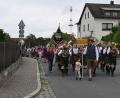Bild: Kerstin Kiener
Am Sonntag zogen die Fahnenabordnungen der Vereine gemeinsam mit den Kirwapaaren, den Kindern und der Jugend vom Dorfplatz zur Auferstehungskirche. Im Mittelpunkt: Die neue Vereinsfahne.
