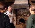 Bild: Museen im Kulmbacher Mönchshof e. V.
Bei der Führung wird das Backhäuschen näher erklärt.