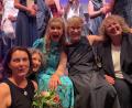 Bild: Zukunftsakademie Amberg
Auf dem gemeinsamen Erinnerungsfoto an diesen besonderen Abend strahlen (von links) Susann Plößl, Martina Hanselmann, Cornelia Siebenbürger und Andrea Rössler gemeinsam mit der prominenten Moderatorin Anke Engelke (Mitte).