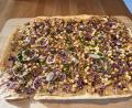 Bild: Michael Schiffer
Der Räuchertofu für den veganen Flammkuchen wird in Stücke geschnitten und in der Pfanne vorgebraten, damit er schön knusprig wird.