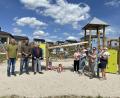 Bild: Stadt Schwandorf
Sie weihten den neuen Spielplatz an der Hannathstraße offiziell mit Fronberger Familien ein: v.l.n.r.: Jürgen Diller (Stadtplanung Stadt Schwandorf), Michael Übel (Leiter des Städtischen Bauhofs) und Oberbürgermeister Andreas Feller.