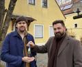 Bild: Julia Fienz, exb 
Adrian Kuhlemann (links) bekommt nach Vertragsunterzeichnung vor Ort von Bürgermeister Sebastian Giering den Schlüssel für die Freizeitanlage. Der Neustädter Spitzenkoch übernimmt im nächsten Jahr die Bewirtung.