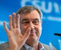 Bild: Peter Kneffel/dpa
CSU-Chef Söder wurde mit einer Tomate beworfen und getroffen - warum und wieso ist aber weiterhin unklar. (Archivbild)