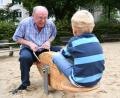 Symbolbild: Arne Dedert/dpa
Ob spontaner Babysitterdienst, tägliches Oma- und Opa-Taxi oder die große Ferienbetreuung über mehrere Wochen: Die Redaktion sucht Großeltern, die über die Ferien mit ihren Enkeln erzählen.