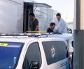 Bild: Stefan Tabeling/dpa
Der deutsche Radprofi Florian Lipowitz verlässt nach seinem Sturz den Röntgen-Truck.