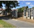 Bild: Stadt Waldsassen
Die neuen Urnenstelen am Friedhof in Waldsassen entlang der Mauer zur Münchenreuther Straße.
