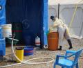 Bild: Prosper Heri Ngorora/AP/dpa
Ein Mitarbeiter des Gesundheitswesens in einem Ebola-Behandlungszentrum