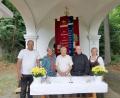 Bild: Karl Ziegler
Der Ehrenvorsitzende des Heimatvereins "Eisendorf und Umgebung" Josef Hoffmann (Bildmitte) war 2025 das letzte Mal persönlich vor Ort. Hier mit (v.l.) dem damaligen zweiten Bürgermeister Thomas Kleber, Tochter Ute sowie Schwiegersohn und Fahnenträger Steve Macintosh als auch (v.r.) mit Heimatpfarrer Monsignore G. Hettler und Elisabeth Würfl.