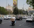 Bild: Vahid Salemi/AP/dpa
Fahrzeuge fahren in Teheran an einer Plakatwand vorbei, auf der die geballte Faust des verstorbenen iranischen Obersten Führers Ajatollah Ali Chamenei zu sehen ist. (Archivbild)