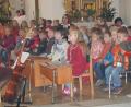 Bild: Fred Lehner
So kannte man Theresia Stadlbauer (links). Ihr Herz schlug für die Kinder, wie hier bei einem Gesangsvortrag in der katholischen Pfarrkirche.