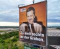 Bild: Peter Gercke/dpa
Ein 40 Meter hoher Werbeturm mit einem der größten Wahlplakate in Sachsen-Anhalt steht an der Bundesautobahn 2 (Aufnahme mit einer Drohne). (Archivbild)