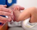 Archivbild: Hendrik Schmidt/dpa
Das Krankenhaus St. Barbara in Schwandorf führt ab 1. September den telemedizinischen Neugeborenen-Notarzt-Dienst (Tele-NNAD) ein.