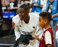 Bild: Daniel Löb/dpa
Dennis Schröder möchte die Jugend für den Basketball begeistern. (Archivfoto)