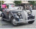 Bild: jut
Kommandeurin Hekja Marlen Werner verabschiedet sich von ihrem Weidener Bataillon 375 – in einem uralten Oldtimer-Cabrio.