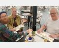 Bild: Lisa Sebald
Felix, Jana und Martin (von links) sind wegen ihrer Liebe zur Kunst bei den Sketchers Weiden dabei, aber auch, weil sie die Begegnungen mit den Menschen wertschätzen.