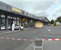 Bild: Jürgen Masching
Ein silberner Mercedes steckt mit dem Heck im Verkaufsraum, die Schaufensterscheiben sind zertrümmert, Glassplitter liegen vor dem Juweliergeschäft in der Eschenbacher Straße in Pressath. Mittlerweile sind Absperrbänder befestigt, die Spurensicherung ist am Tatort.
