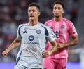 Bild: Chris Arjoon/ZUMA Press Wire/dpa
Robert Lewandowski (l) hat sein Debüt in der MLS mit Chicago Fire verloren.