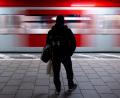 Bild: Sven Hoppe/dpa
Von Freitagabend bis Montagfrüh müssen Fahrgäste im Münchner Westen mit Einschränkungen leben. (Symbolbild)