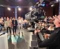 Bild: Gabi Schönberger
Jagd- und Forstminister Hubert Aiwanger, Bund-Naturschutz-Landesvorsitzender Martin Geilhufe sowie Moderator Tilmann Schöberl (stehend, von links) lassen sich für einen kurzen Einspieler zur "Jetzt red i"-Sendung aufnehmen.