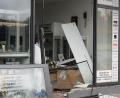 Bild: Leonie Pielenhofer
Am Donnerstag ist ein Pkw rückwärts in das Schaufenster eines Juweliers in Pressath gefahren. Die Täter entwendeten Schmuck und andere Wertgegenstände und flüchteten. Was übrig bleibt, sind Scherben und Trümmer.