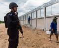 Bild: Peerapon Boonyakiat/SOPA Images via ZUMA Press Wire/dpa
Ein Pilotabschnitt des Grenzzauns ist mittlerweile fertiggestellt.