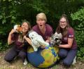 Bild: Anita Kinscher
Das Team des Spielebusses präsentiert sich hier mit einer Weltkugel und Stofftieren, die Teil des Programms sein werden. Von links: Nadine Wagner, Anita Kinscher und Magdalena Geitner.