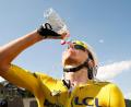 Bild: Yoan Vallat/Pool EPA/AP/dpa
Tadej Pogacar trinkt bei der diesjährigen Tour aus einer Wasserflasche. (Archivbild)