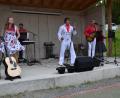 Bild: Peter Garreiss
Mit dem „King of Rock´n Roll“ lebte Elvis durch Arnold Wurm im Generationenpark Moosbach wieder auf und begeisterte das Publikum.