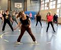 Bild: fvo
Verena Schuch in Aktion. Sie bringt mit ihrem Line-Dance-Anfängerkurs Bewegung in die Region rund um den Fahrenberg. Mit über 40 Teilnehmern trifft der Kurs genau ins Schwarze und zeigt, dass Tanzen auch ohne Partner richtig Spaß machen kann.