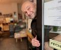 Bild: Gabi Schönberger
Jürgen Prüll ist Goldschmied, Barista und Ausstellungsmacher. Seine angestammte Ladenwerkstatt zieht demnächst vom Unteren auf den Oberen Markt. Sein Engagement um die Werke von Glas- und Keramikkünstlern sowie weitere aktuelle Künstler bleibt in dem kleinen Gewölbe mit 21 Quadratmetern.