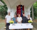 Bild: Karl Ziegler
Der Ehrenvorsitzende des Heimatvereins "Eisendorf und Umgebung" Josef Hoffmann (Mitte) war 2025 das letzte Mal persönlich vor Ort. Hier mit (von links) dem damaligen Zweiten Bürgermeister Thomas Kleber, Tochter Ute sowie Schwiegersohn und Fahnenträger Steve Macintosh als auch (von rechts) mit Heimatpfarrer Monsignore G. Hettler und Elisabeth Würfl.