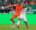Bild: Dolores Ochoa/AP/dpa
Frenkie de Jong (l) bei der WM in Aktion. (Archivbild)